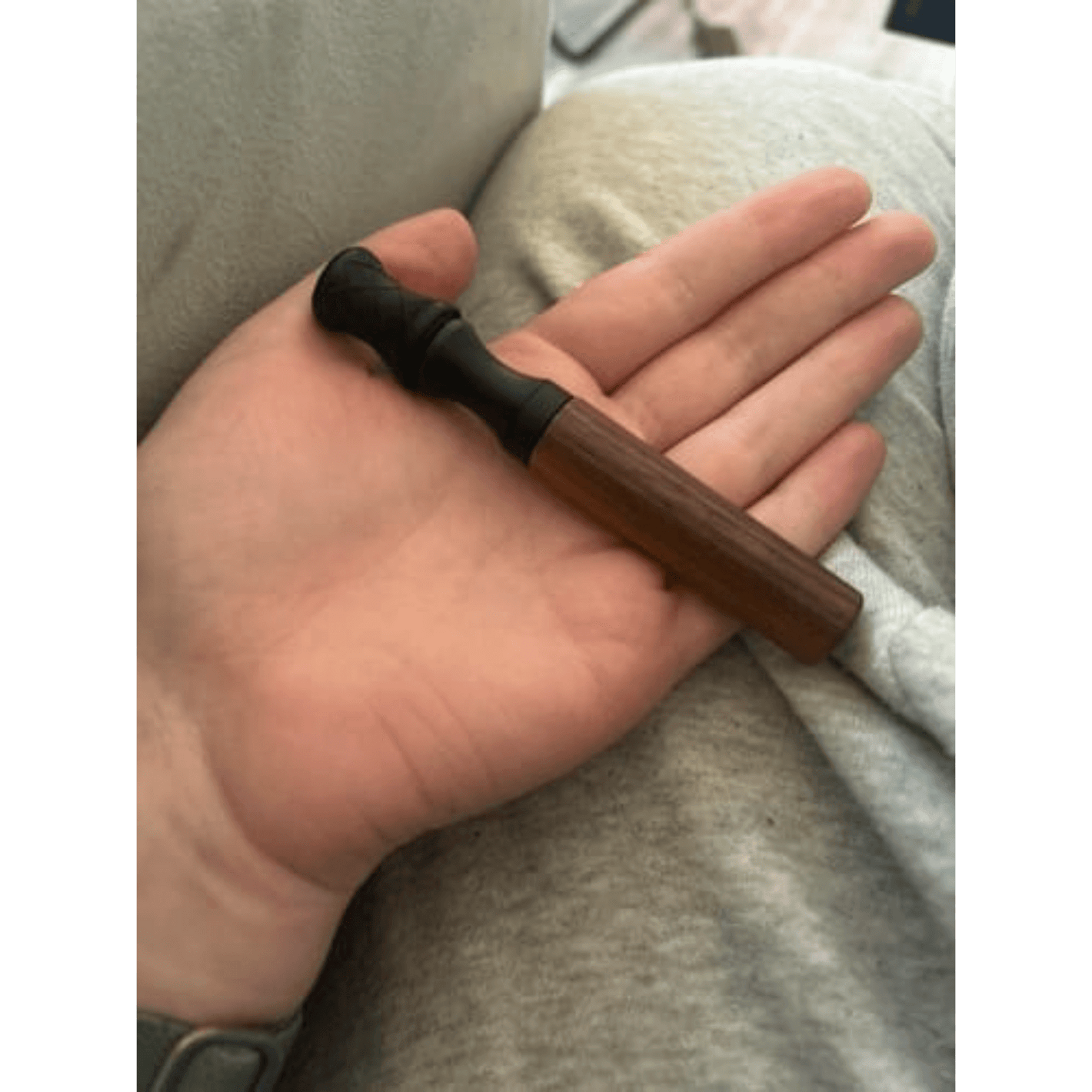 Доволна клиентка с натурален дифузер за отказване на цигарите в ръка