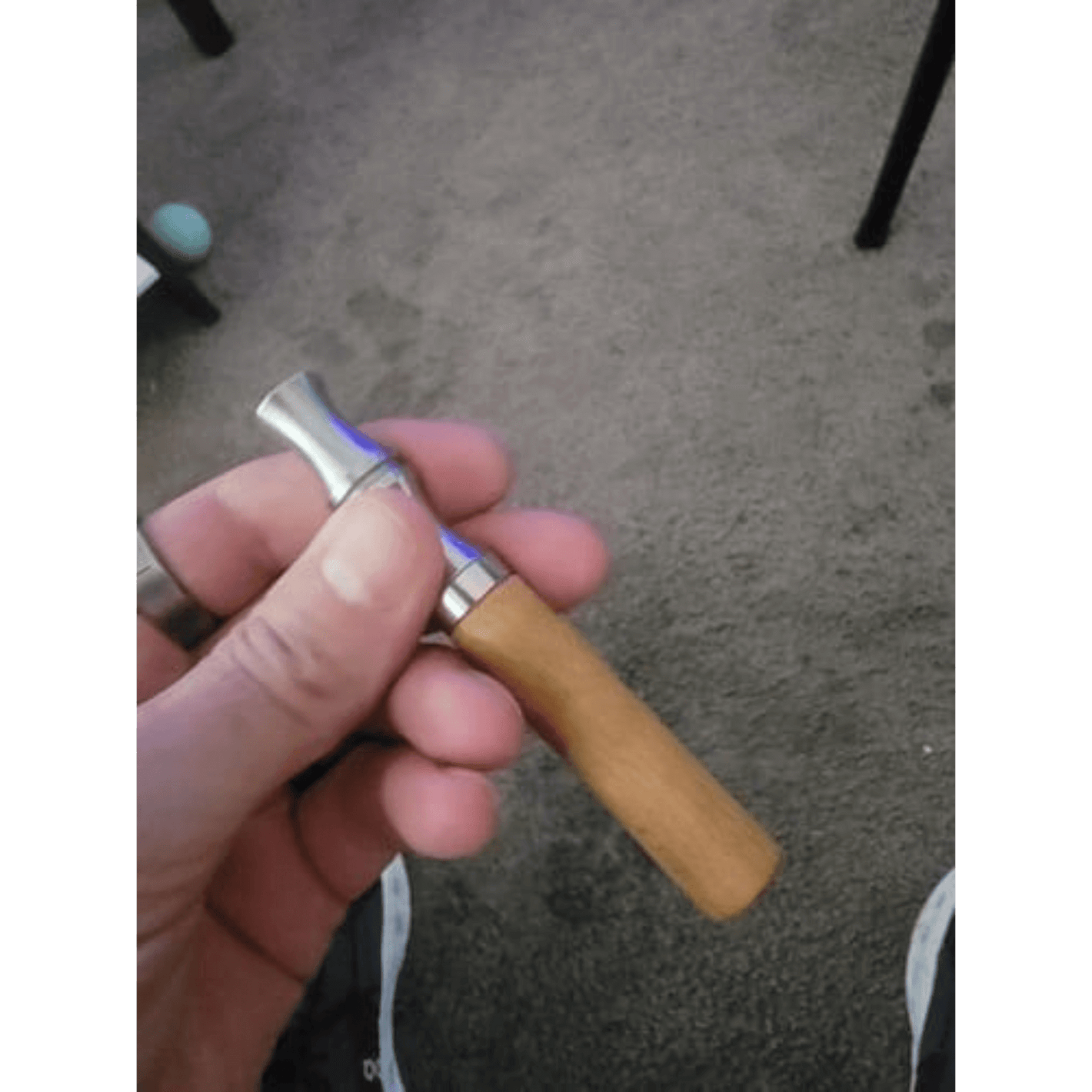 мъж доволен клиент показва натуралния дифузер