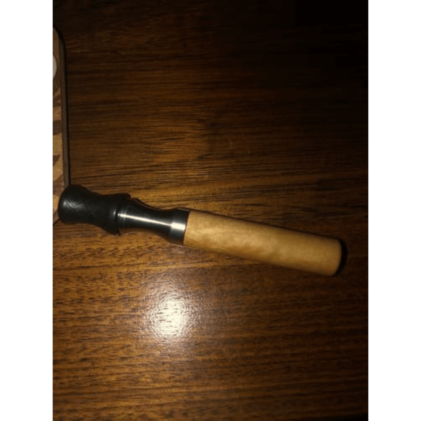 фронтална снимка на натуралния инхалатор, стомана дърво