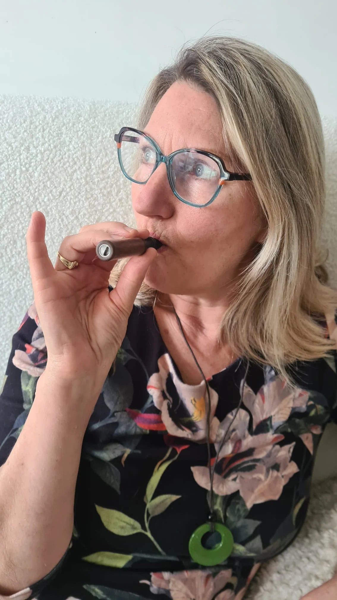 Жена на 65 години доволна от натурален дифузер за отказване от цигари, без никотин, дърво и стомана